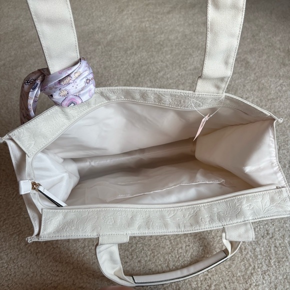 Victoria Secret White Floral Square Bag, New with Tags - Picture 4 of 9